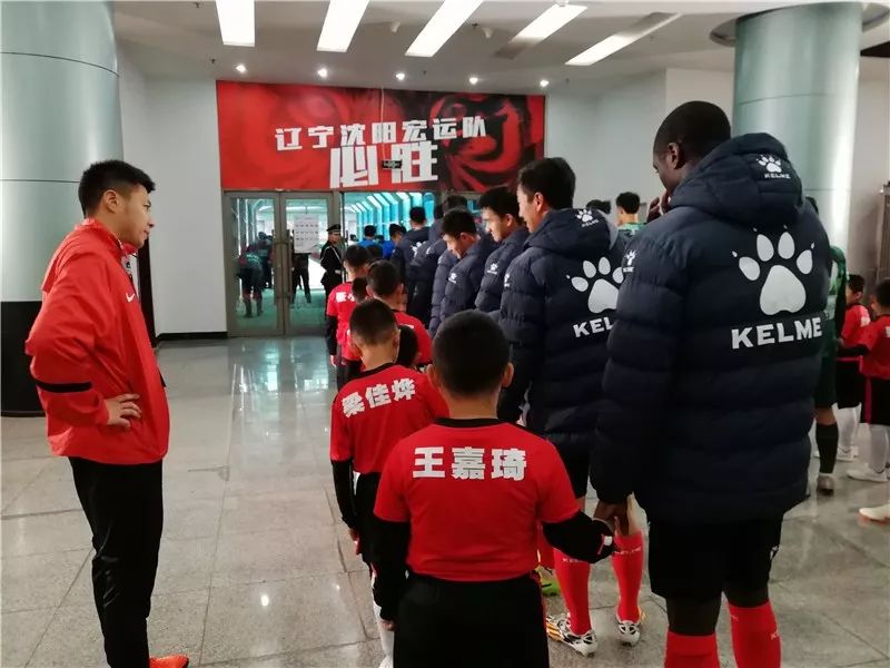 球员牵手球童,牵手球童名场面