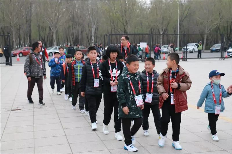 球员牵手球童,牵手球童名场面