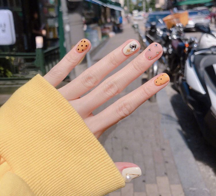 夏天美甲款式图片2022最火网红款,夏天短指甲美甲纯色显手白