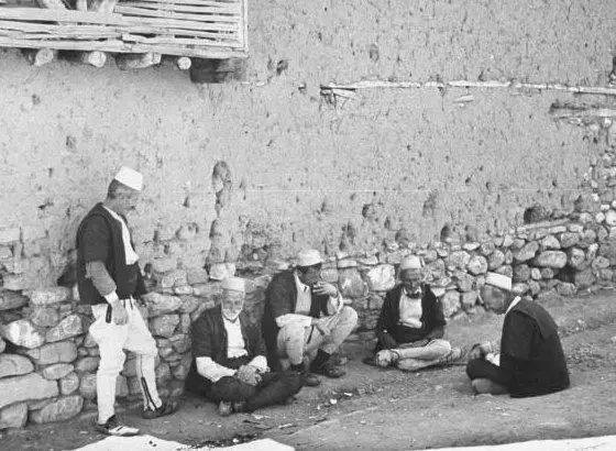 画家改行当总理，只做“面子工程”，却靠刷墙拯救了他的国家