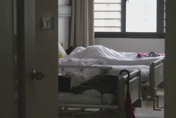 女子怀孕发现自己羊水破了,女子怀孕肚子里却空空如也