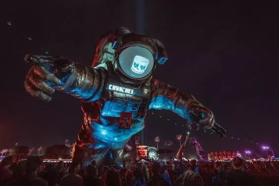 据说美国最骚的仔们都来这片沙漠里开趴