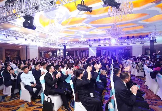 从只有一名医生的牙科诊所，到现代化的口腔医院，二十五年，何宝杰成功了！