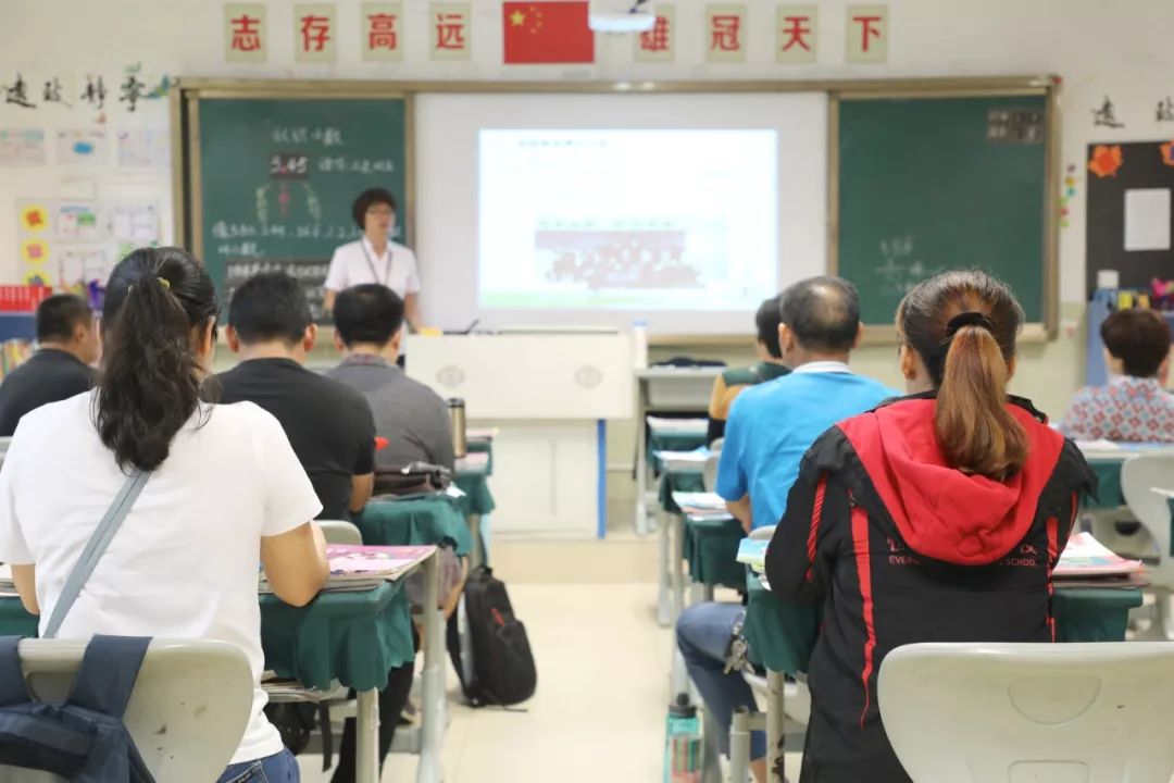 家长走进课堂上体育课,家长进入教室听老师的课