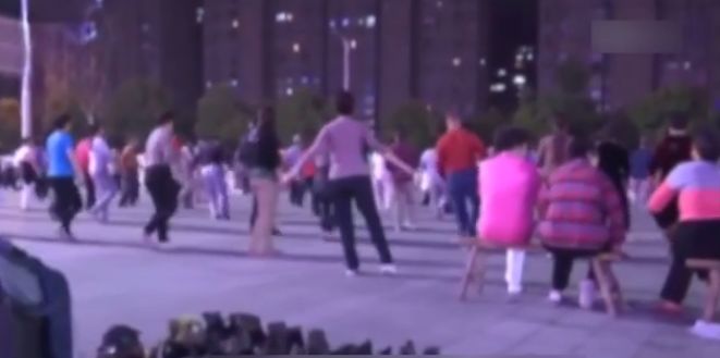 她正跳着广场舞,突然子宫掉了!人都吓昏了