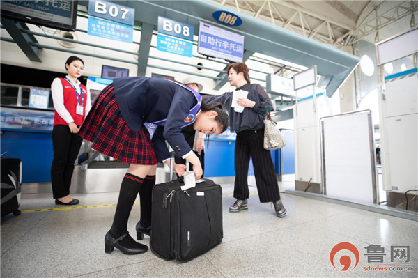 00后准空姐青年节快闪唱响青春,空姐空少迎客视频