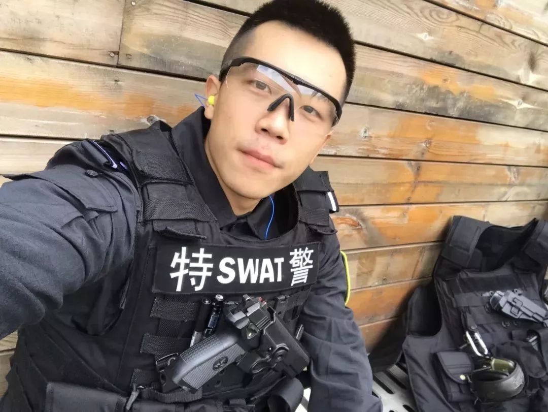 成都市公安局特警支队,成都特警深夜检查