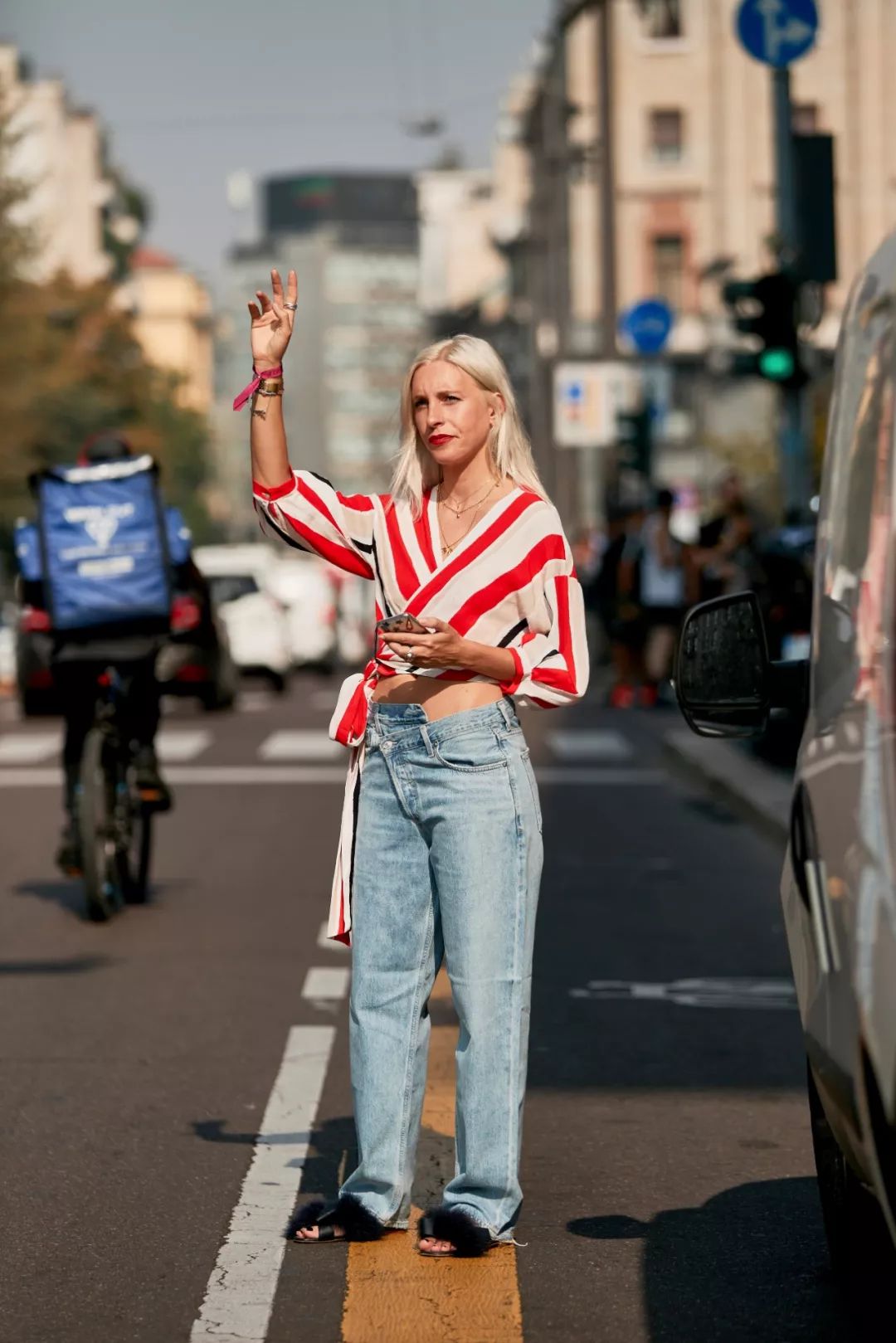 衬衫显瘦系法,衬衫最上面扣子太紧怎么办