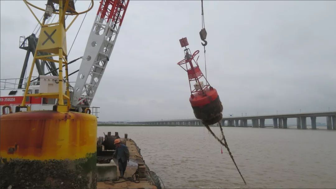 海上航标怎么固定在海上,海上各种航标