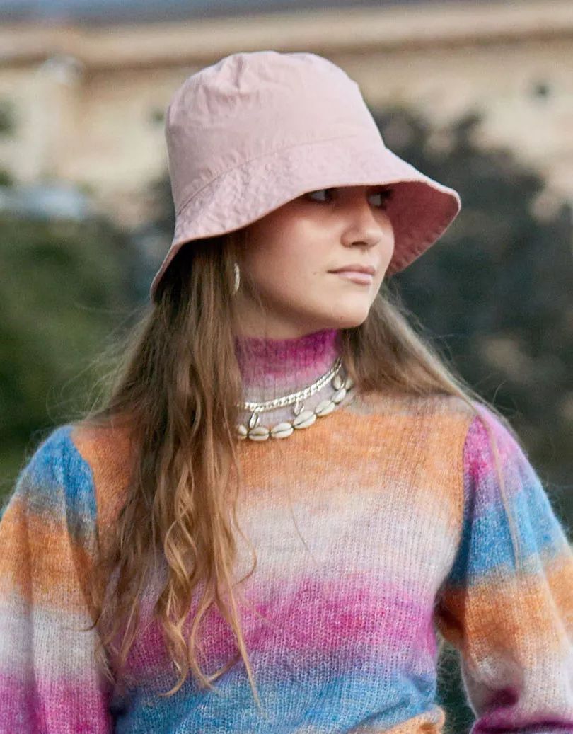 都在看MetGala的群魔乱舞,我却被哈卷的珍珠耳环给吸走!