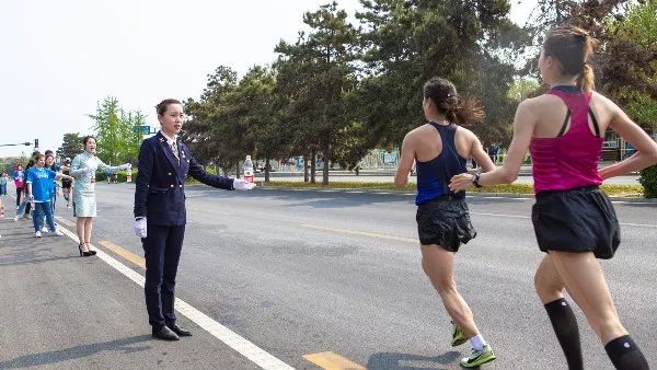 秦皇岛马拉松开跑完整视频,秦皇岛马拉松抢眼镜头