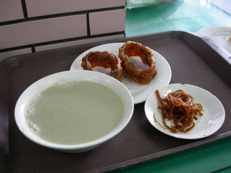 老北京人体验豆汁儿,北京豆汁儿北京当地人喝吗