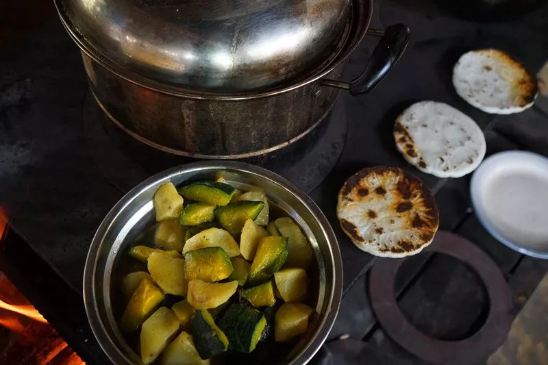 从丽江到茨中:菜场买恶魔果实、修道院酿酒士、高原油泼面……开启了无数的第一次|香格里拉环线(上)