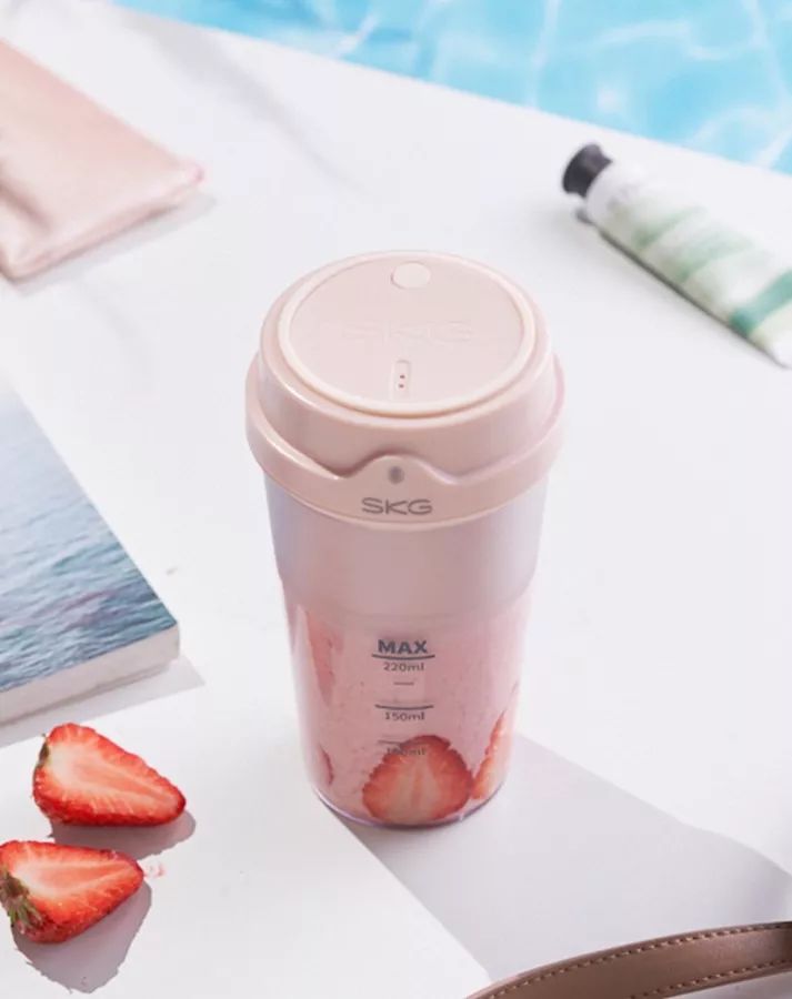 制作一杯很好喝的果汁,大家用榨汁杯榨好喝的果汁