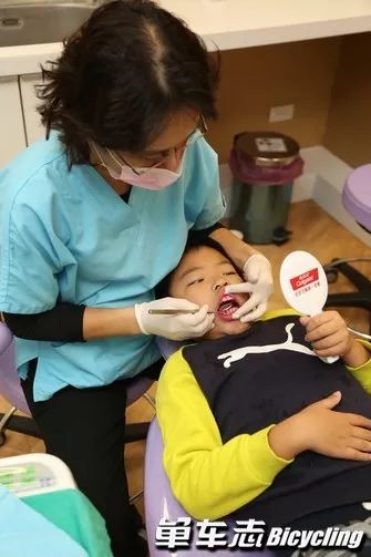 骑车摔伤牙齿松动怎么办,骑车磕到牙齿怎么办