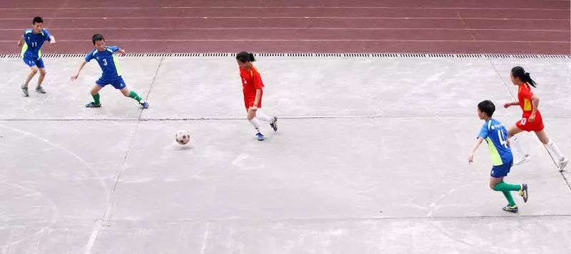 篮球场上踢足球，数学老师当教练，青川这支球队却获得了亚军！