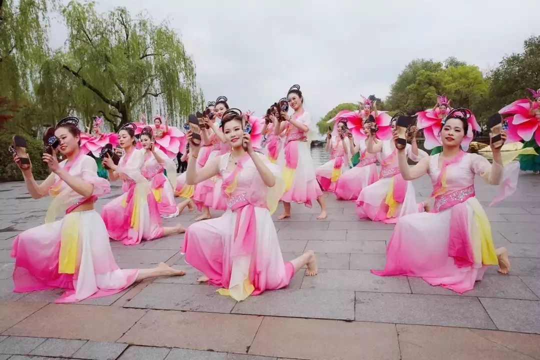 明星车手见面会、舞台表演、现场福利,车迷日最强攻略在这里!