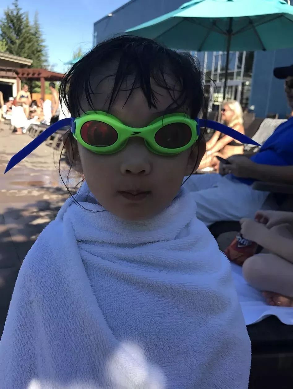 宝宝海边玩沙玩水,带娃最轻松方式莫过于挖沙