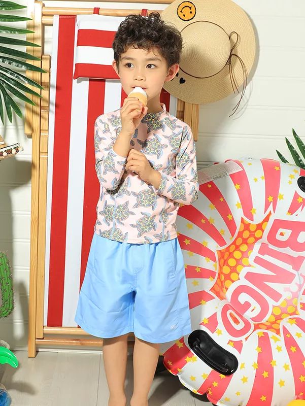 宝宝海边玩沙玩水,带娃最轻松方式莫过于挖沙