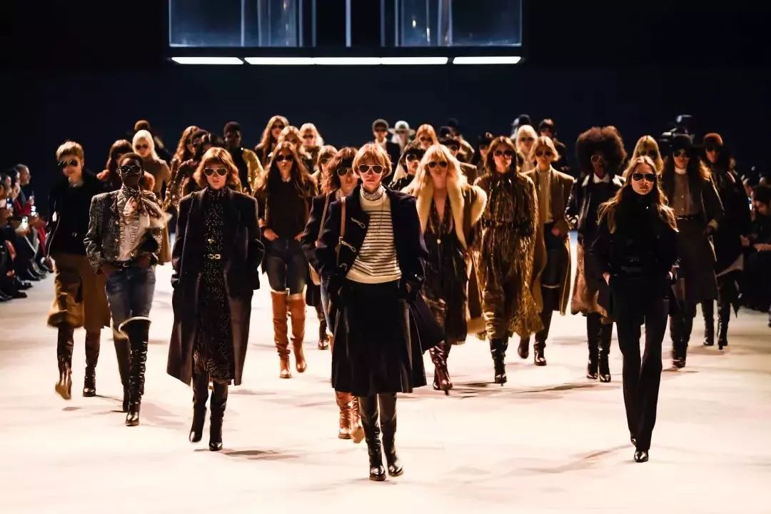 听说｜中国化妆品消费者开始偏好小众产品、柔性屏手袋亮相美国纽约LV时装秀......