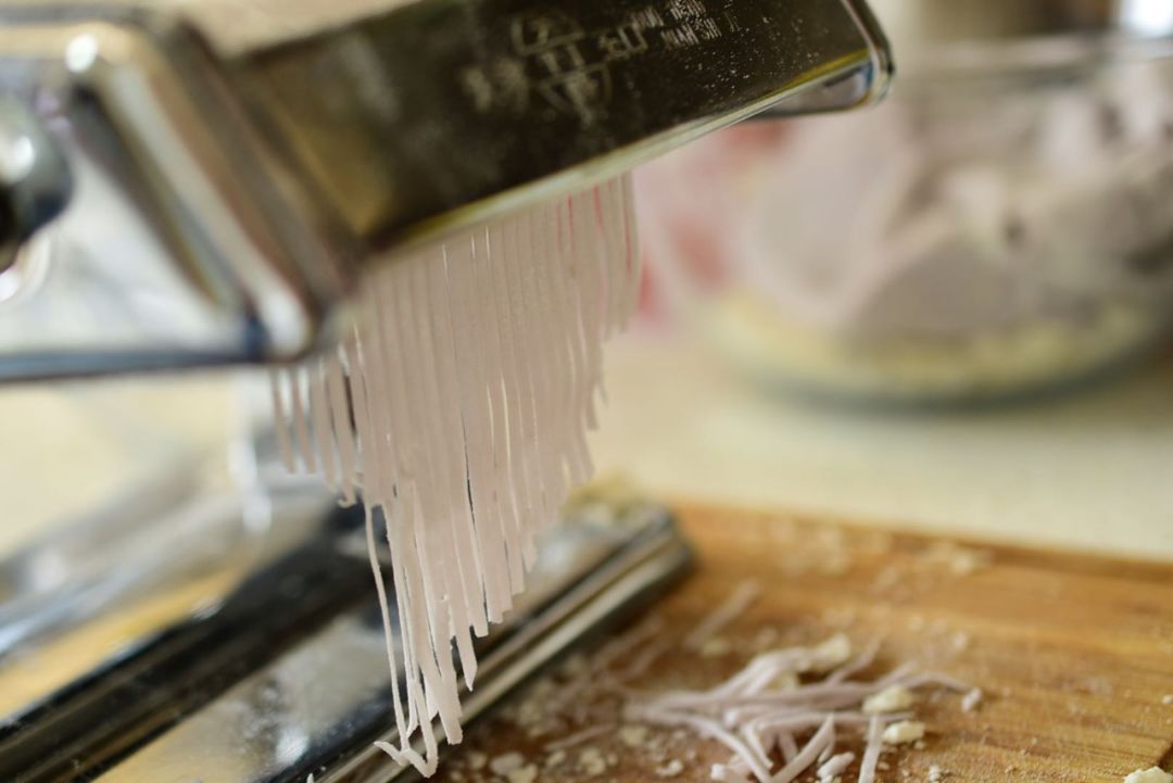 辅食白菜木耳面条,紫甘蓝西红柿面条辅食