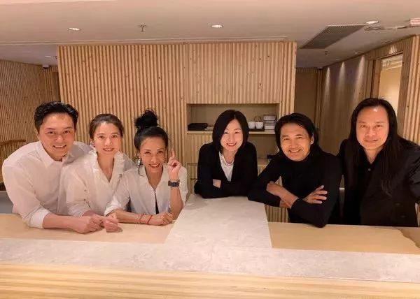 优雅的女人戴名表,名表和包包档次对比