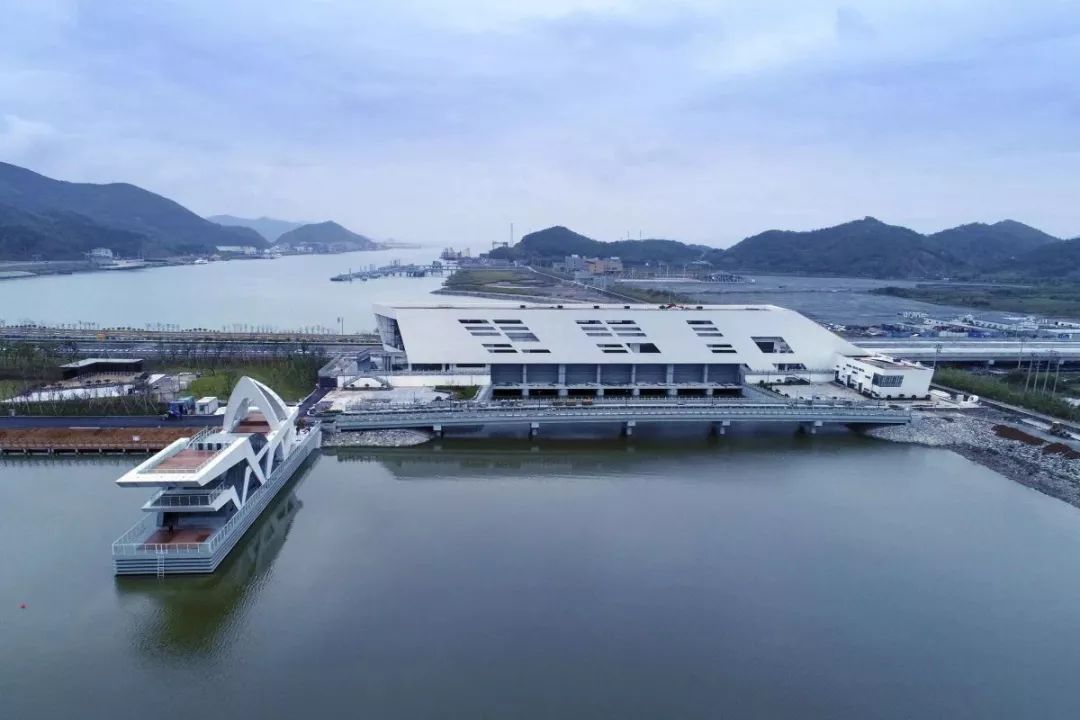 市区出发1h藏着一个“绿岛”？赛车、帆船、直升机…梅山原来如此洋气！