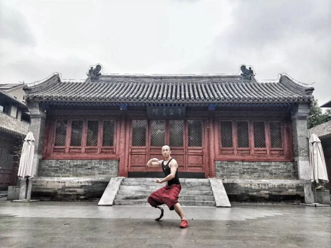 她地震中失去双腿,她在汶川地震失去双腿及女儿