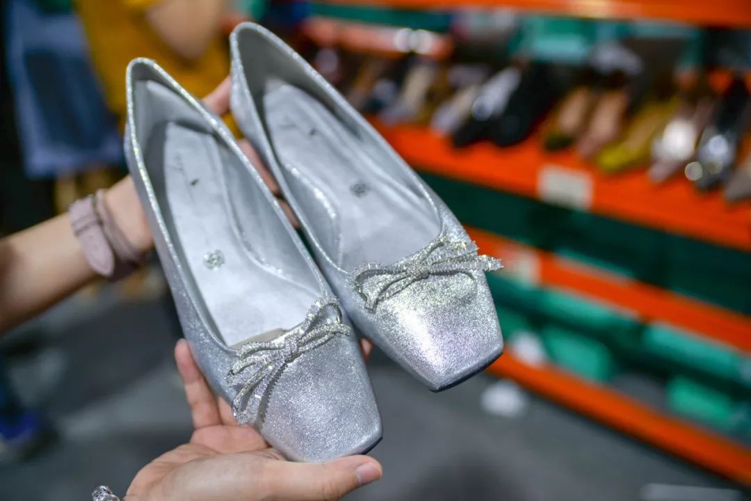 全场1折起！特步、金利来、碟愫、莱尔斯丹鞋子大特卖，最便只要50元！