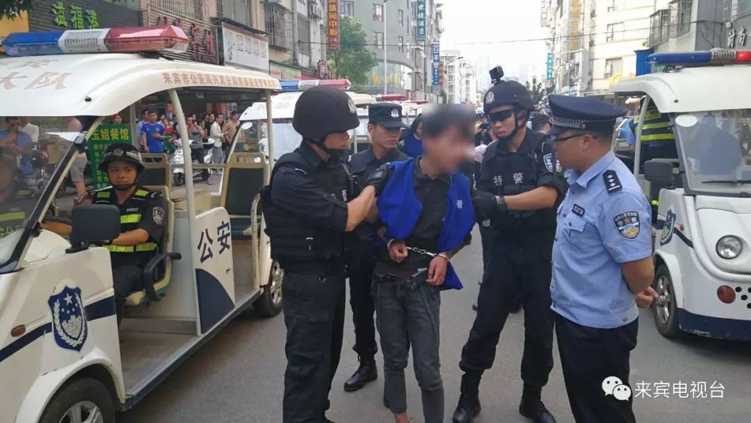 一群精神小伙打架路人拿关公刀,多人持棍棒打砸电动车