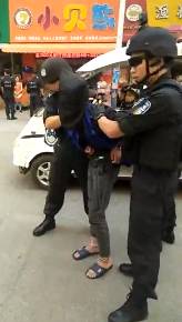 一群精神小伙打架路人拿关公刀,多人持棍棒打砸电动车