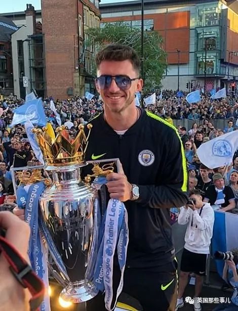 「vlog」登上球队大巴，被几万球迷包围，曼城四冠王夺冠巡游简直不能更嗨！