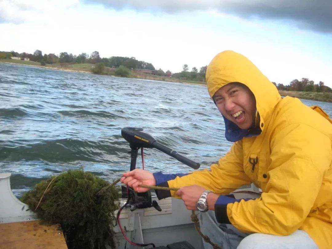 她地震中失去双腿,她在汶川地震失去双腿及女儿