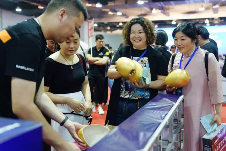 今天，10多万人砸钱给海宁这家上市公司！厂区首次揭秘，竟有轨道线！