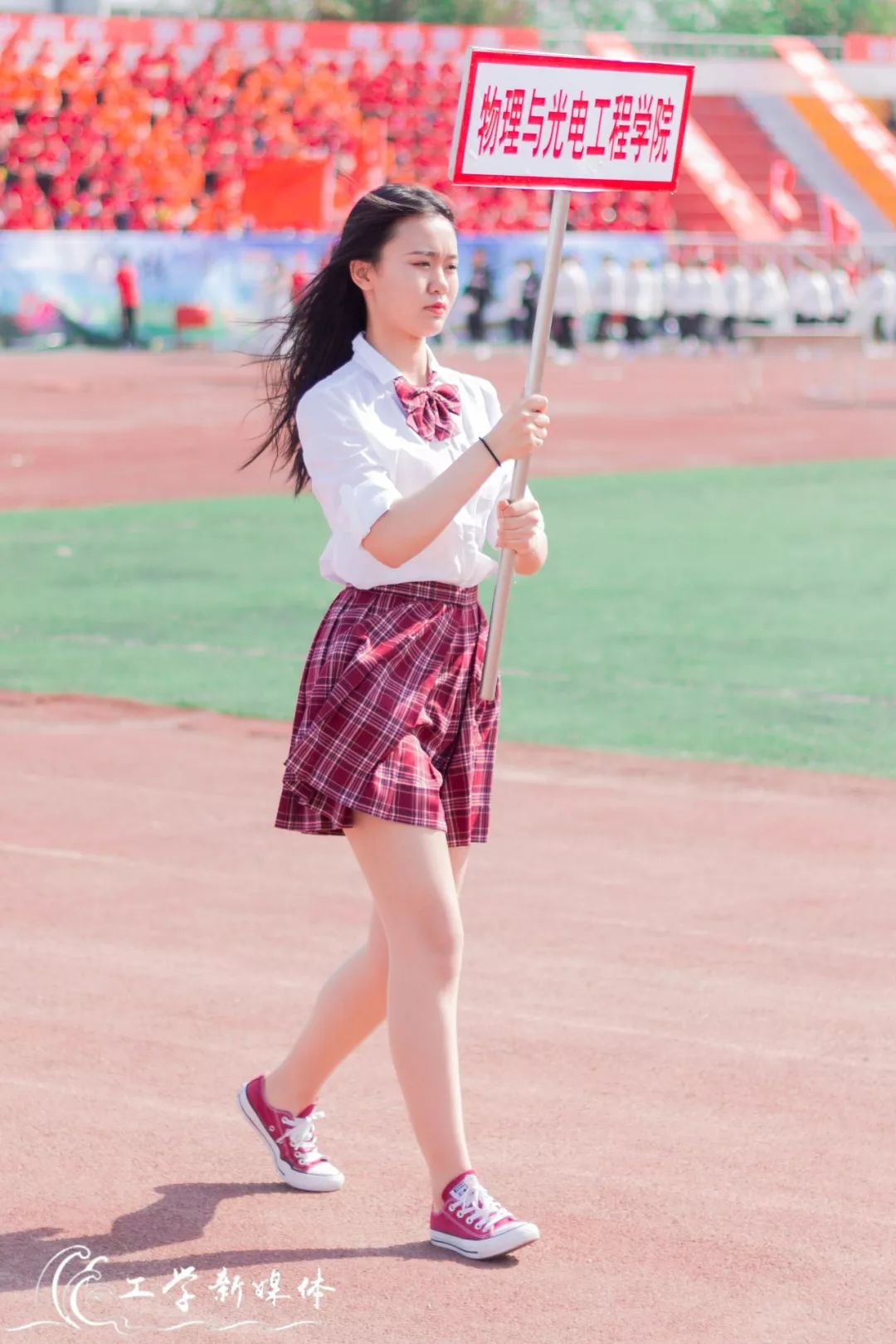 鍝堝皵婊ㄥ笀鑼冨ぇ瀛﹁繍鍔ㄤ細鍏堝濂崇,鍏堝濂崇