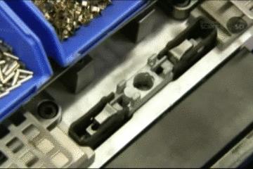 怎么把锁给拆下来,锁怎么一提就锁上呢