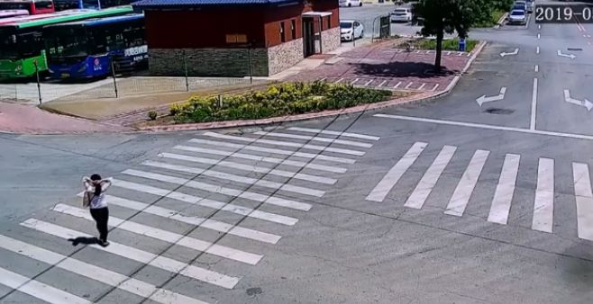 女子走在路上一男子突然冲过来,女子路上遭遇陌生男子