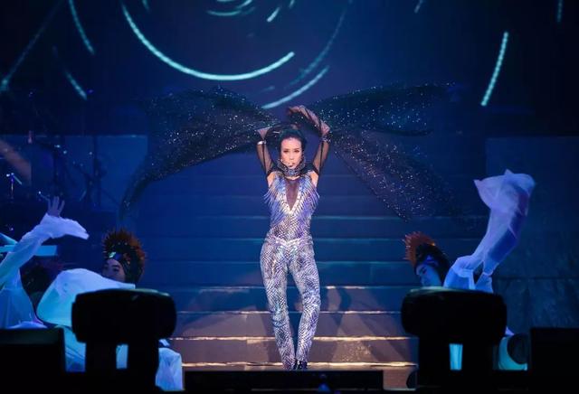 身材绝世，嫁给初恋，不再办大型巡演，48岁莫文蔚活得有多任性？