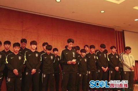 韩国球员为输球后无礼行为道歉,韩国运动员夺冠下跪