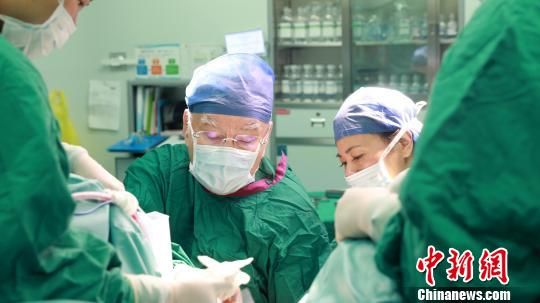 国际顶尖医学教授,中外顶级医学专家共同完成的手术