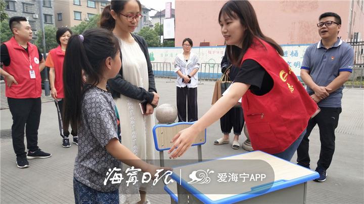 意外收到小朋友的礼物,小朋友收到神秘礼物