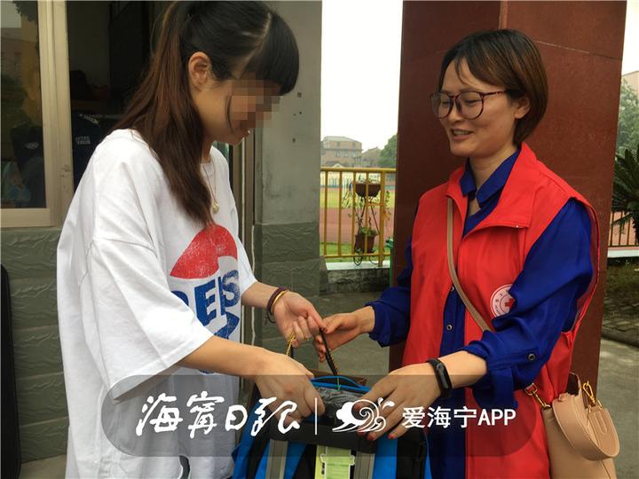 今天，海宁有61个小朋友收到神秘礼物，圆“小小心愿”