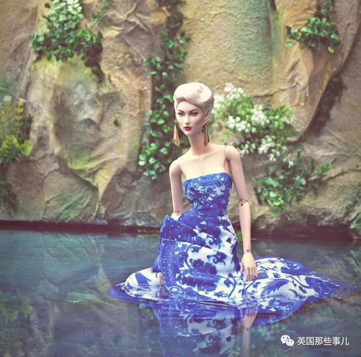 用布料给洋娃娃做衣服,手工高定时装