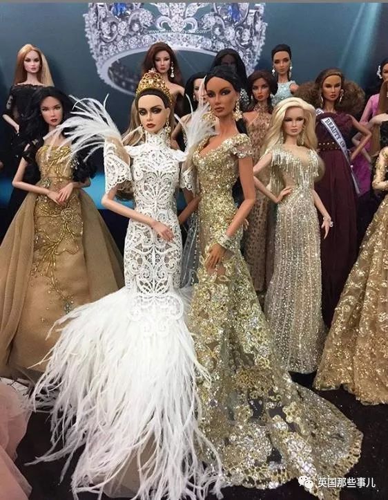 用布料给洋娃娃做衣服,手工高定时装