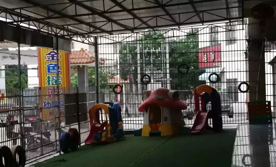 4岁男童被忘在校车里4小时后死亡,4岁娃忘在校车内5小时抢救