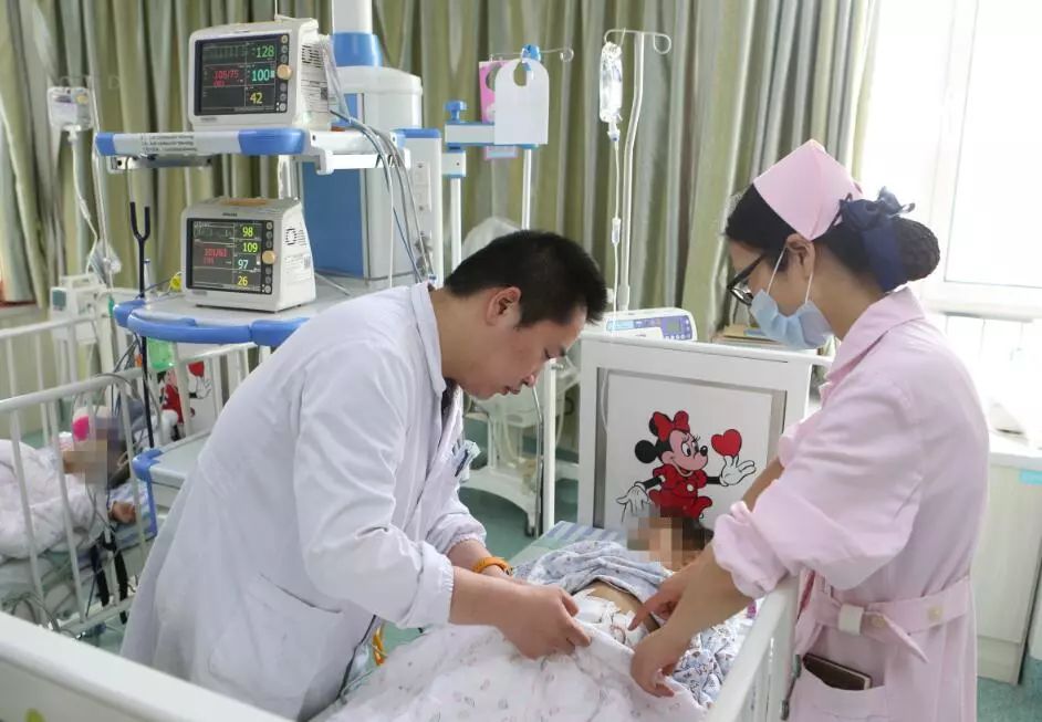 小孩吃了一根头发到肚子里怎么办,小孩子不小心吃了头发到肚子里