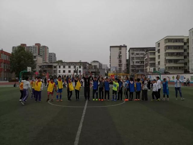 信阳市第一实验小学举行第三届校长杯足球赛