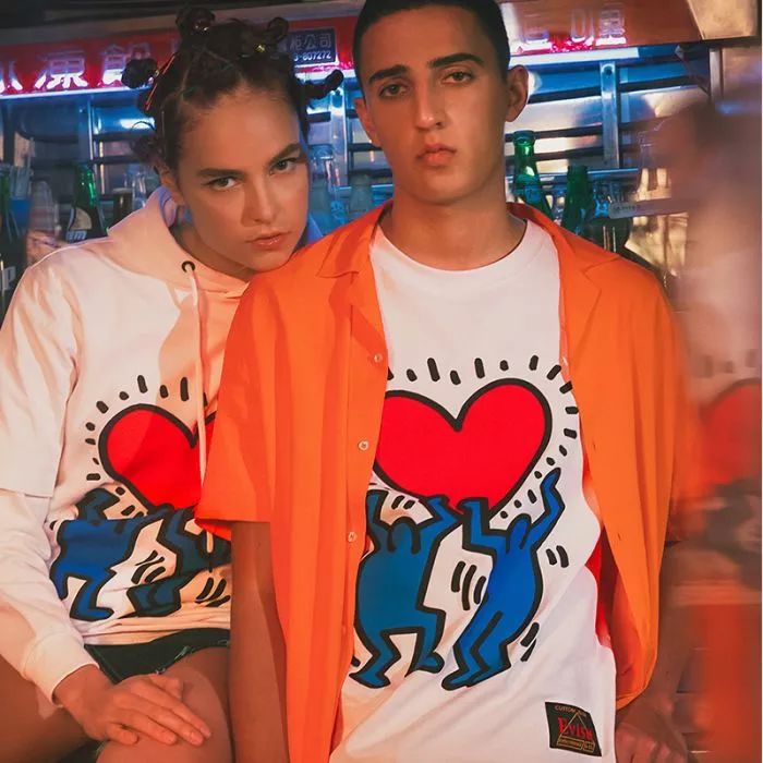 kaws优衣库2021补货,优衣库kaws联名t恤穿搭