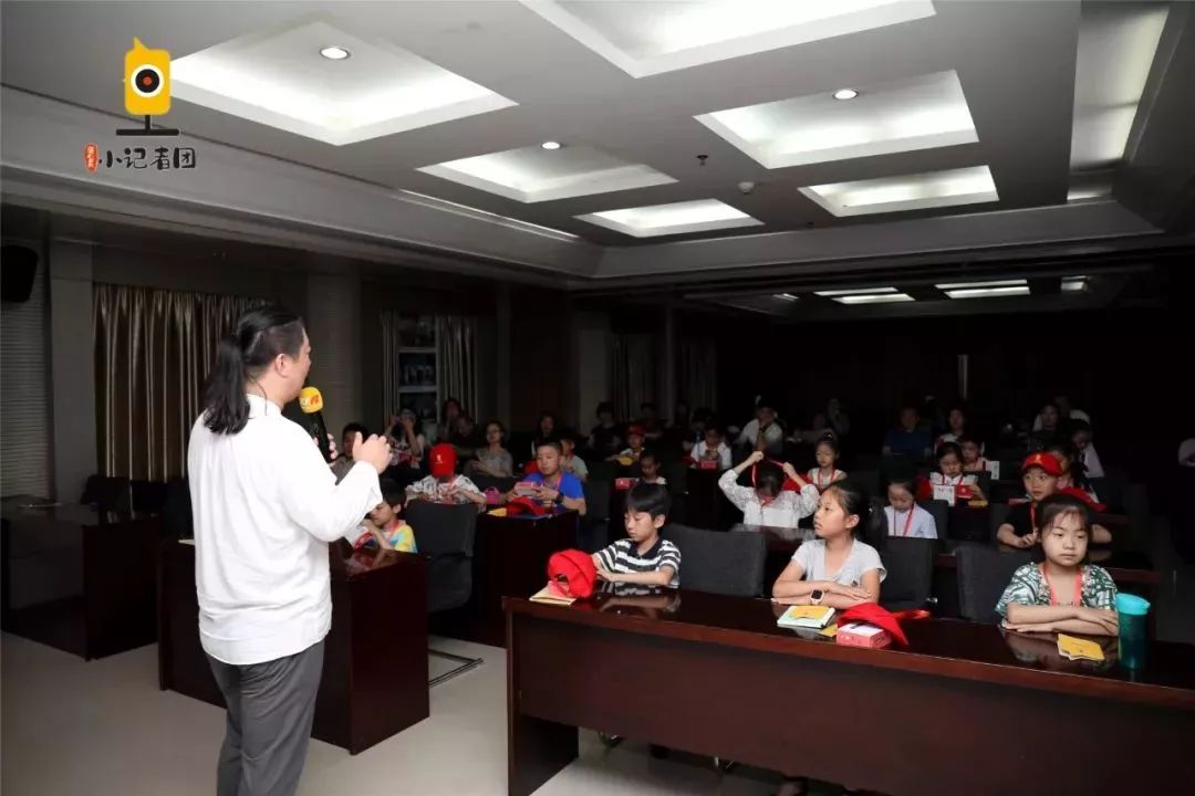 FM91.2蒲公英小记者团开团啦!首期实践带孩子探秘郑州电台