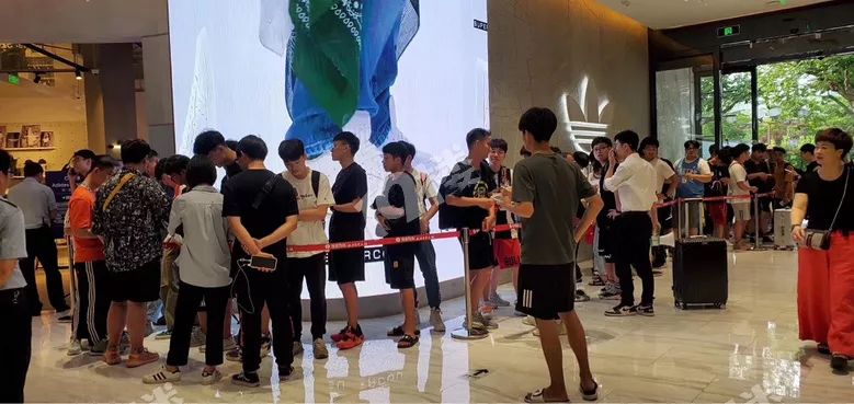 通宵打地铺为了买一双鞋？不止是杭儿风，美国、英国、澳洲……都在排！看得懂吗？